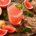 Bienfait jus de pamplemousse sur planche avec fruits et miel