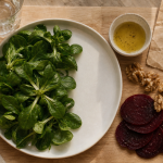 Manger de la mâche le soir : assiette de mâche, vinaigrette et noix
