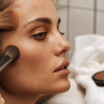Appliquer bronzer et blush : pinceau sur tempes et pommettes