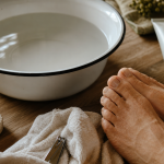 Comment avoir de beaux pieds : bain à 37°C, talons lisses, ongles coupés
