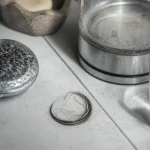 Eau calcaire cheveux : tartre et cheveux secs dans une salle de bain