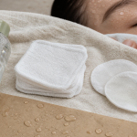 Eau micellaire sur coton et carrés lavables, eau micellaire c’est quoi.