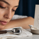 Ridoki visage : avis dermatologue anti-âge, peau apaisée avec ridoki en métal