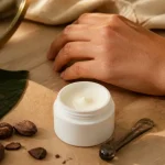 theobroma crème anti âge avis : pot de crème de nuit au cacao sur table en bois